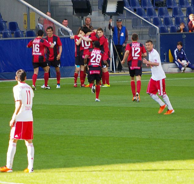 File:Red Bull gegen Lask8.JPG