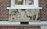 Reliëf 'De Barmhartige Samaritaan' door Pieter d'Hont, Van Schaeck Mathonsingel 12, Nijmegen.jpg
