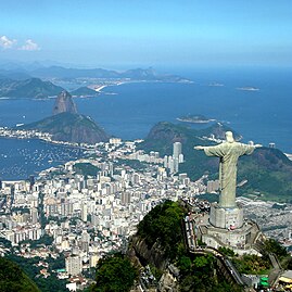 Vue panoramique de Rio de Janeiro avec la statue du Christ Rédempteur au premier plan.\n (définition réelle 1 200 × 900)