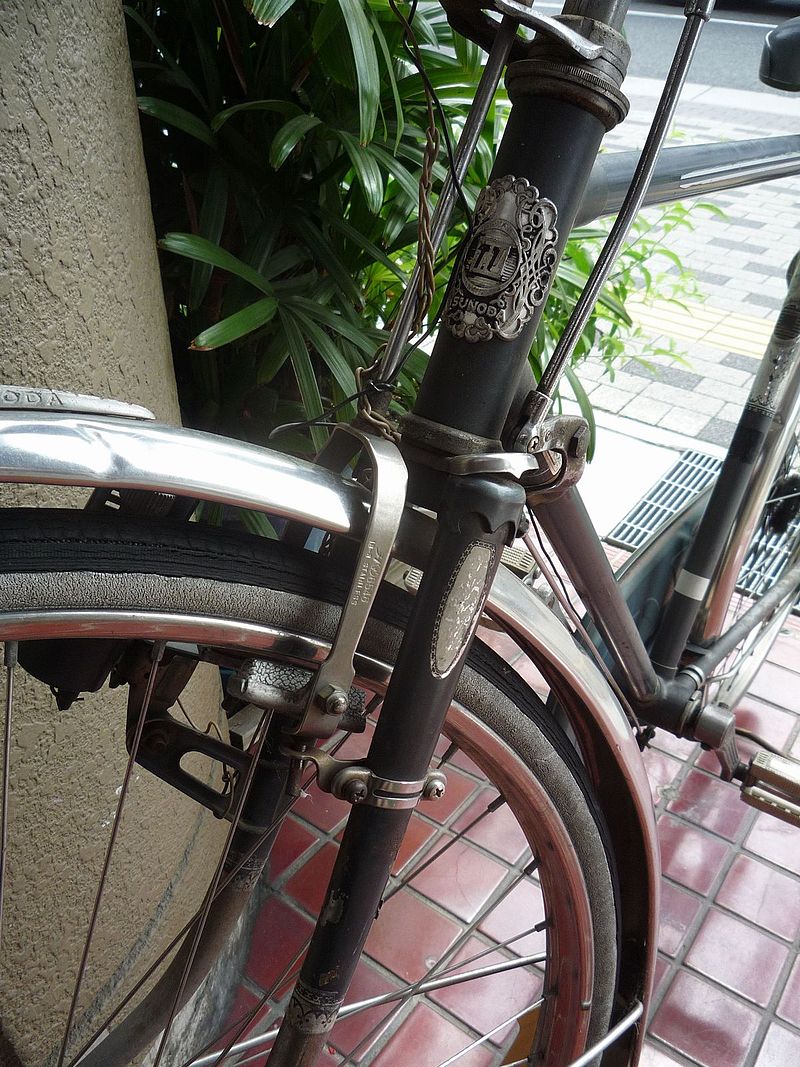 https://upload.wikimedia.org/wikipedia/commons/thumb/f/f4/Rod_operated_front_rim_brake.jpg/800px-Rod_operated_front_rim_brake.jpg