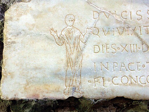 Rom, Domitilla-Katakomben, Steintafel mit Inschrift und Orant (Mensch in antiker Gebetshaltung mit erhobenen Armen)