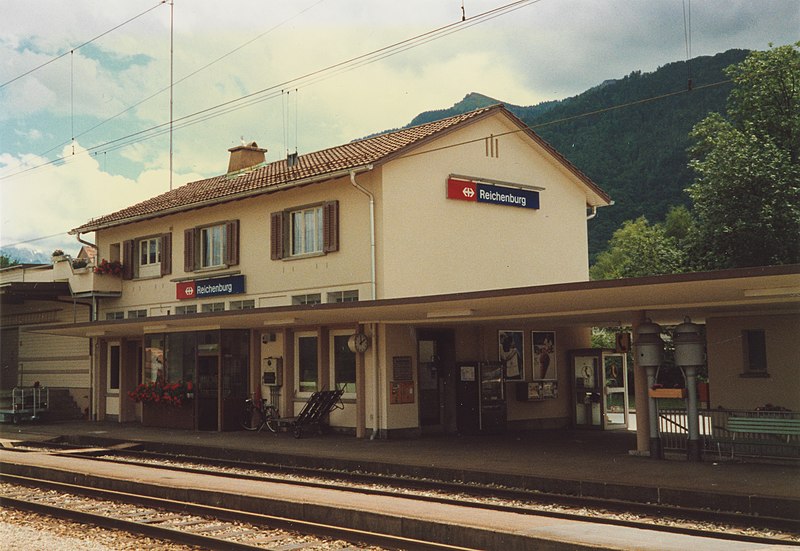 File:SBB Historic - F 122 00832 001 - Reichenburg Stationsgebaeude mit Gueterschuppen Bahnseite.jpg