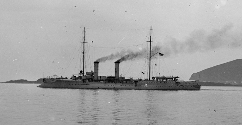 File:SMS Hela passing Grønningen fyr, Kristiansand (cropped).jpg