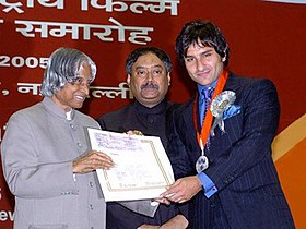 Saif Ali Khan receiving award from A. P. J. Abdul Kalam