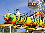 Als „Wurm“ gestalteter Zug des Family Coaster