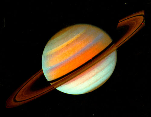 土星の画像。土星の輪は微小な天体の集合体が土星を公転しているものである事は当時すでに知られており、長岡は、土星本体に相当する原子核の周囲を数千個の電子が輪のように回っていると考えた。Wikipediaより