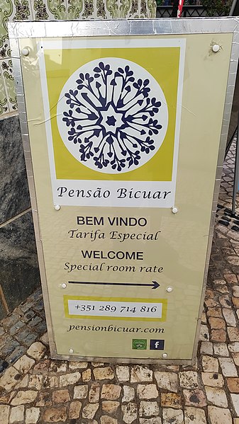 File:Señalética Pension Bicuar.jpg