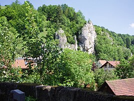 Felswände bestimmen das Ortsbild