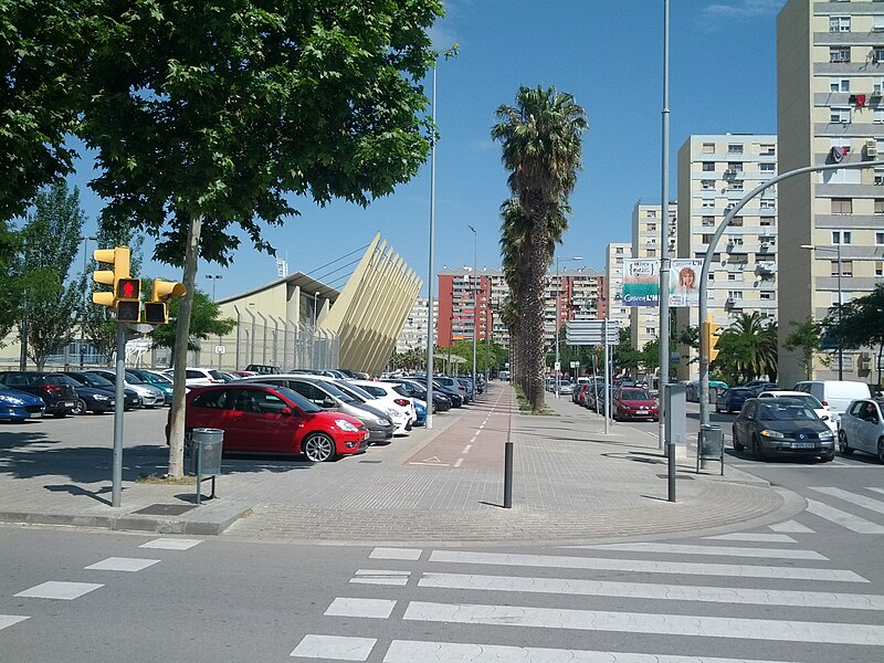 File:Sidewalk bikeway by parking lot (18612958602).jpg