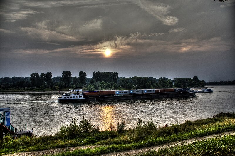 File:Sonnenuntergang am Rheinufer bei Düsseldorf --- Sunset at the banks of Düsseldorf (8099634208).jpg