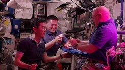 Податотека:Space in 4K - First Lettuce Grown and Eaten in Space.webm
