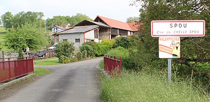 Entrée du hameau de Spou et le pont sur le ruisseau Arriou Darré.