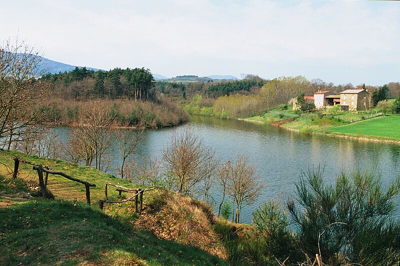 File:St-Jeure d'Ay lac des Meinettes.jpg