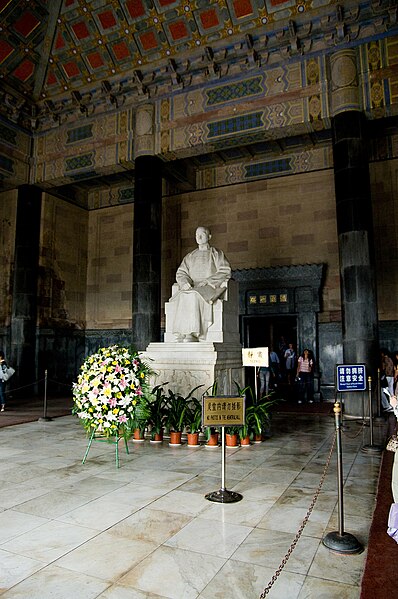 File:Statue of Sun Yat-sen in the Sacrificial Hall 2.jpg