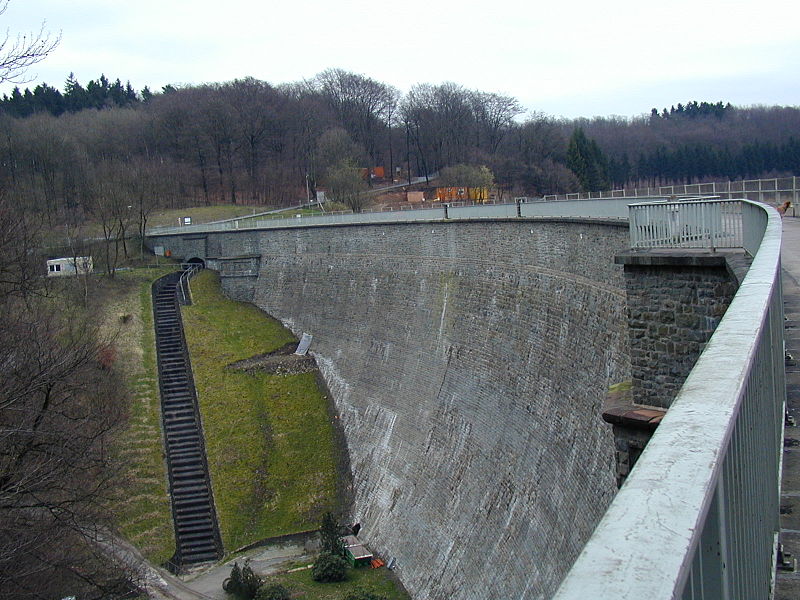 File:Staumauer Obere Herbringhauser Talsperre.jpg