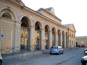 Der Bahnhofseingang mit Blick auf die Piazza Montano.