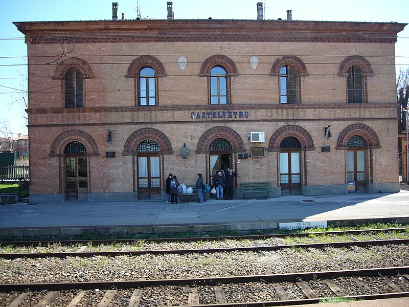 File:Stazione di Castelvetro.jpg