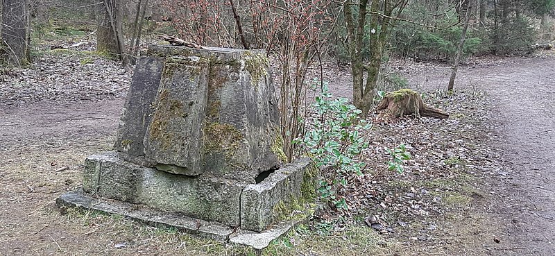 File:Steingruppe unweit der Waldkapelle Christ im Stamm im Lochhamer Schlag, Gräfelfing 20200329 171154.jpg