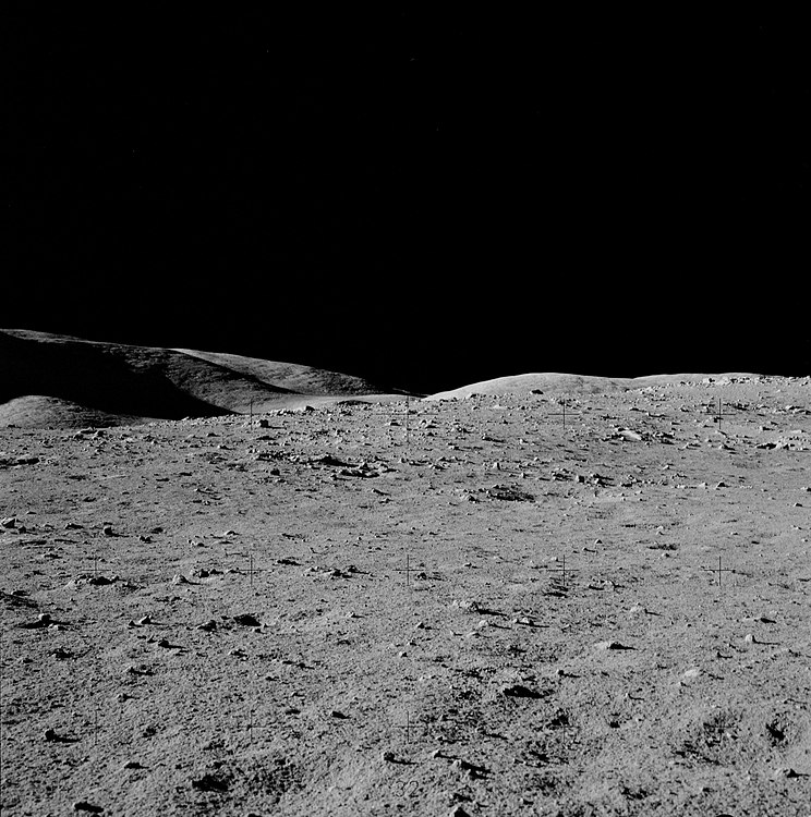 Foto feta des de l'Estació Geològica 1 de la missió Apollo 17 des de la vora de Steno-Apollo, on s'albira a l'horitzó proper