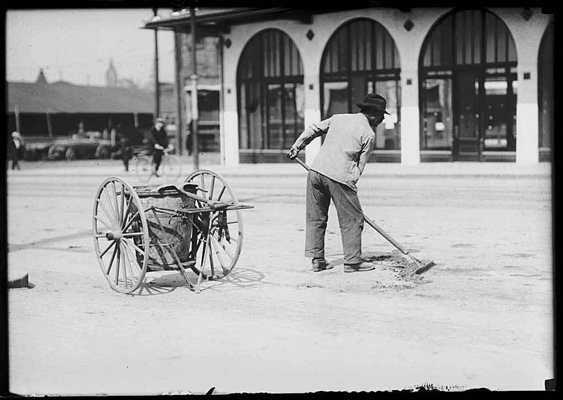 File:Street sweeper, ca 1912 (MOHAI 6184).jpg