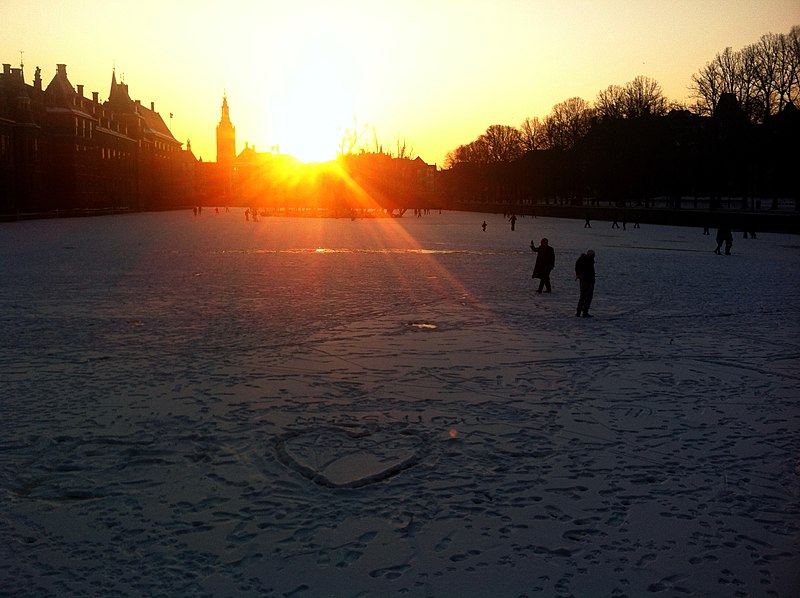 File:Sunset on the hofvijver (6836686553).jpg