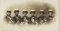 Finnish girl students graduating from high school, in 1906 Suomalaisia naisylioppilaita 1906.jpg