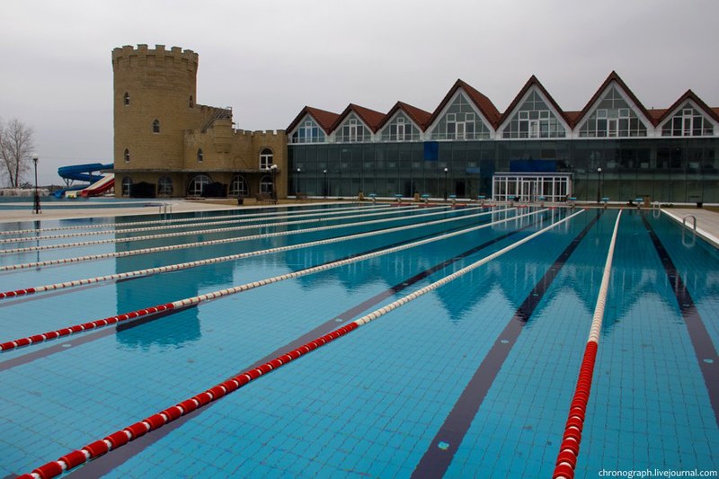 File:TOAZ hotel. Swimming pool.jpg