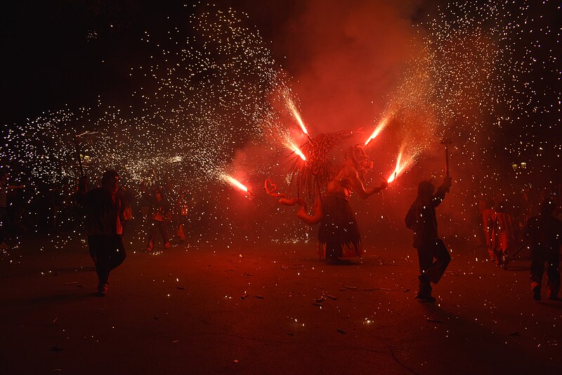 File:Tabalada i Correfoc per la Diada de la Vella de Gràcia 2023 25.jpg