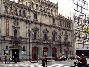 Frente del teatro, ubicado enfrente a Plaza Lavalle