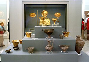 Część złotych przedmiotów z grobów w Mykenach (Arch. MN w Atenach)
