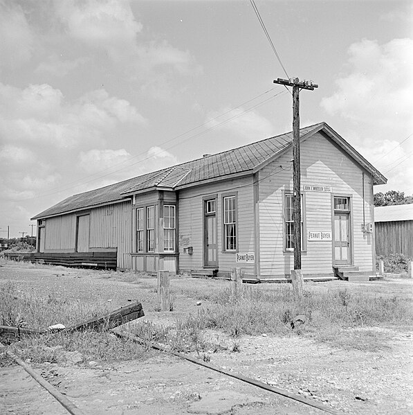 File:Texas and New Orleans, Southern Pacific Railroad Station, Stockdale, Texas (21523744699).jpg