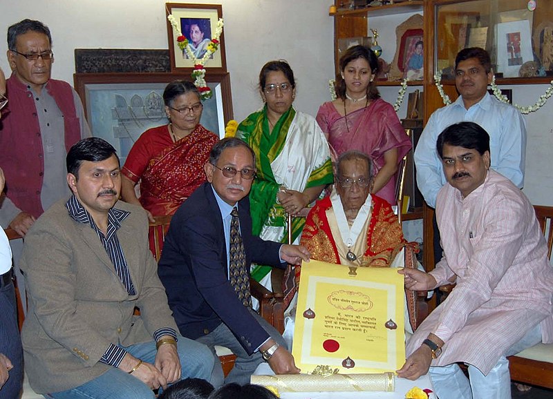 File:The Addl. Secretary, Ministry of Home Affairs, Shri A.E. Ahmad giving away the Bharat Ratna Award to Pandit Bhimsen Joshi, at Pune on February 10, 2009.jpg