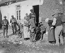 Soldats britanniques et des civils à Brancourt.(on reconnaît l'église en arrière plan).