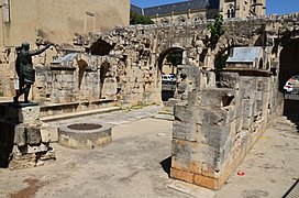 Porte d'Auguste, osa Nemauksen linnoituksia, Nîmes (14735309256) .jpg