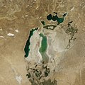 Nasa-satellietbeeld van die Aralmeer in Augustus 2010, met 'n deel van die oostelike kom wat deur water van gesmelte sneeu oorstroom is.