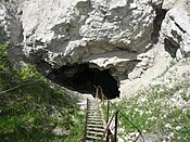 The entrance to the Orda cave. Vkhod v Ordinskuiu peshcheru.jpg