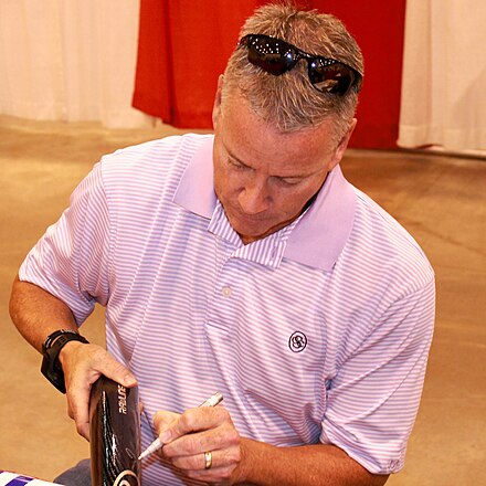 Glavine signs autographs for fans in 2014