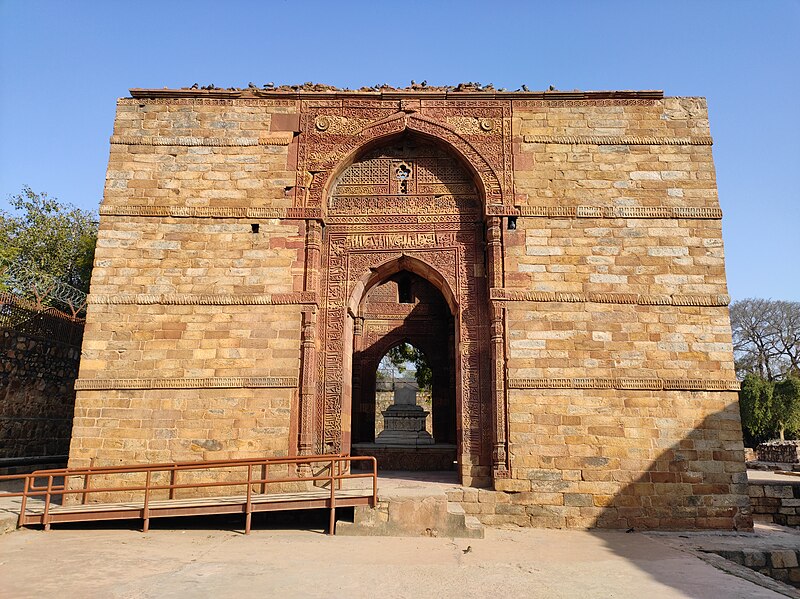 File:Tomb of Iltutmish at the Qutb Minar complex - Mehrauli - Delhi DSC003.jpg