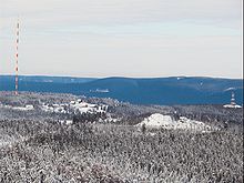 Torfhaus im Winter mit links sichtbarem NDR-Sendemast (Sender Torfhaus/Harz-West)