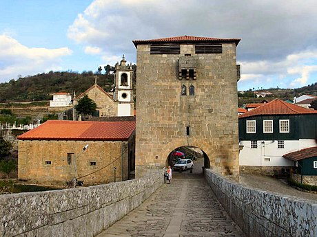 File:Torre de Ucanha.JPG