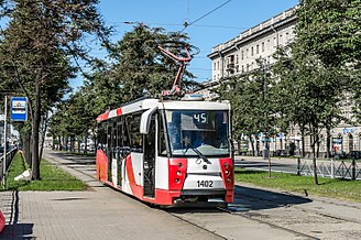 Трамвайный вагон ЛМ-2008 1402 в Санкт-Петербурге