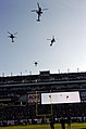مروحيات تحلق فوق الملعب تزامناً مع غناء النشيد الوطني الأمريكي إحتفالاً بالمباراة السنوية بين فريق البحرية الأمريكية و فريق الجيش الأمريكي.