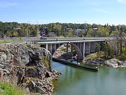 Bron Ukko-Pekka mellan Kuparivuori och Luonnonmaa, där bebyggelsen i bakgrunden ligger, via Raumakari.