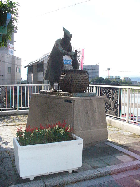 File:Usyou bronze statue 1.JPG