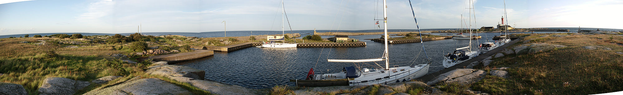 Panoramiczny widok na wyspy Utklippan; widok z małego portu na północnej wyspie w kierunku południowo-wschodnim, (30.07.2009)