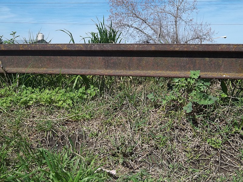 File:Vía ferroviaria en voladizo.jpg