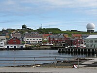 Vardø hamn 2008, med Globus radarstationer på Vårberget i bakgrunden.