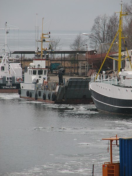 File:Vessels moored in Stralsund -a.jpg