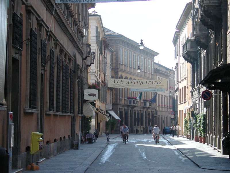 File:Via emilia maggio 2005 reggio emilia.jpg