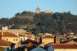Panorama del centro con il monte e santuario 'Santa Luzia' sullo sfondo